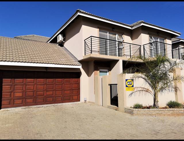 4 BEDROOM TOWNHOUSE FOR SALE IN LILYVALE S H